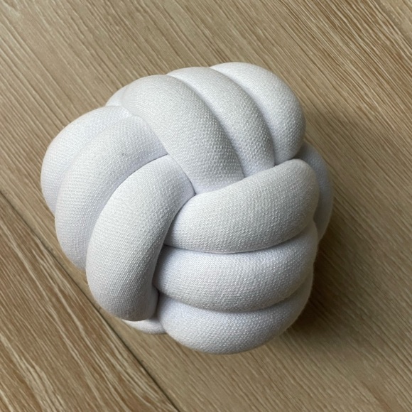 Juju & Jake knotted pillow ball toy in sz small - Picture 3 of 4